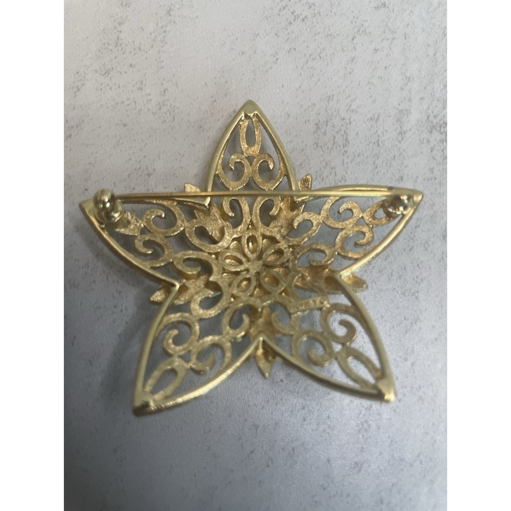 VTG Signed Monet 5 Point Gold Tone Filigree Star Brooch - Picture 3 of 5
